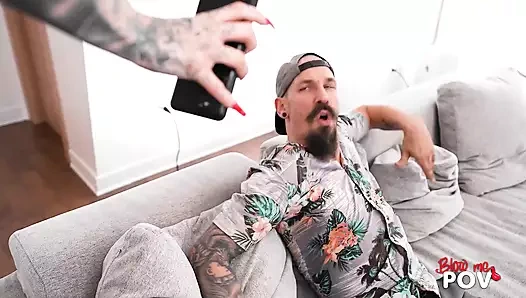 Bana sakso çek bakış açısı - dövmeli bir bebek üvey erkek kardeşini emiyor