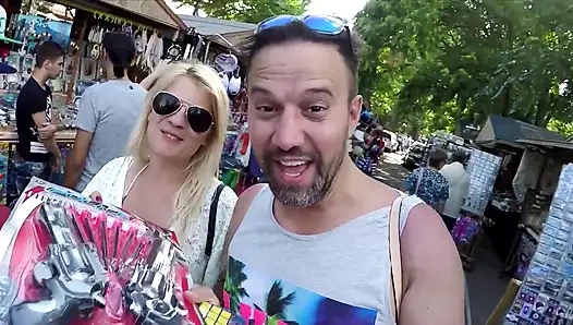 Alman çift seyahat ediyor ve o yerde seks veya otel odasında seks olursa olsun sikişiyor