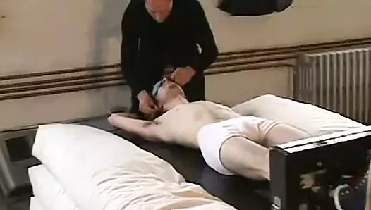 sevimli twink seviyor alma onun ayakları gıdıklarken süre gülüyor