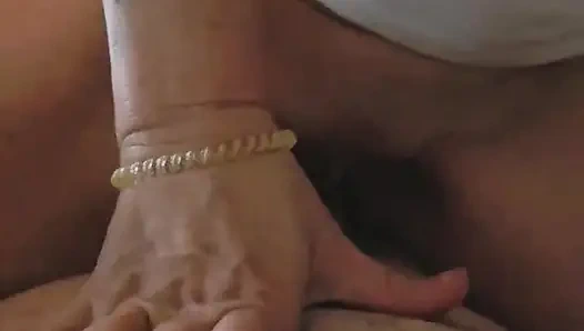 Ben amcığımla oynarken arkadaşlarımın yarağının üstüne çıkıyor