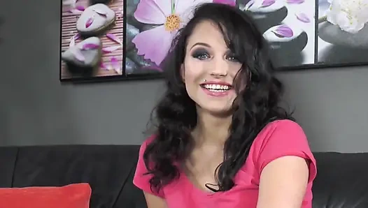 Büyük götlü esmer götünü sert bir şekilde sıçratıyor