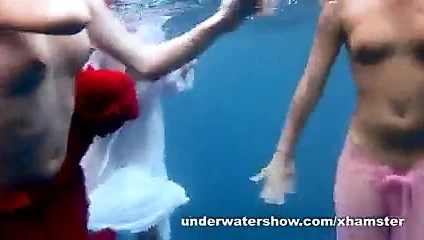 3 kız denizde soyunuyor