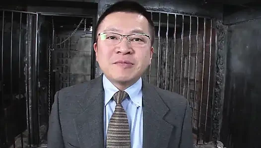 Bağlı esmer orta yaşlı seksi kadın yoğun bir oyuncakla sikişiyor ve parmakla işkence ediyor