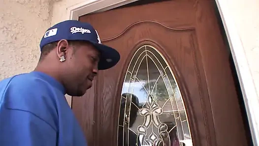 Ateşli kıvırcık kızıl saçlı şimdiye kadarki en büyük yarak deneyimini yaşıyor