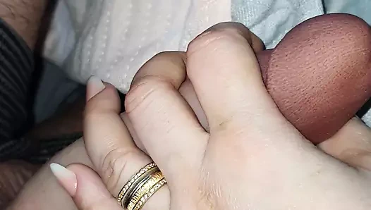 Üvey anne telefondayken üvey oğluna yarakla mastürbasyon yapıyor