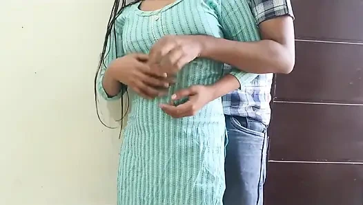 Ateşli Hintli desi üvey kız kardeş net Hintçe seste domaltarak sert sikişiyor