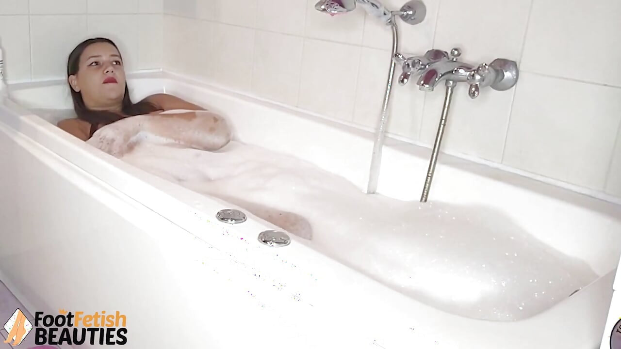 Süper ateşli bomba dexye banyo yapıyor ve seksi ayaklarını teşhiş ediyor