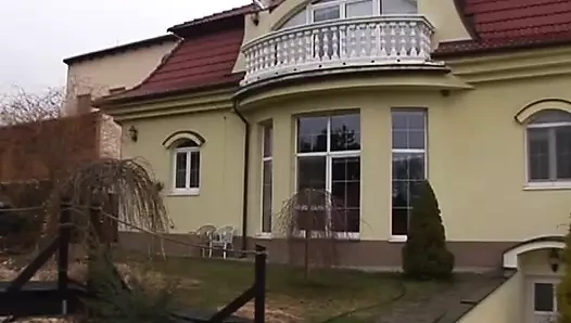 Mükemmel Alman orta yaşlı seksi kadın mutfakta götten sikiliyor