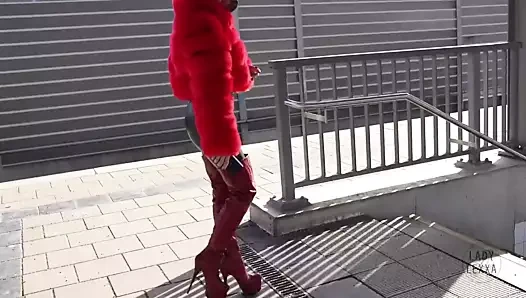 kırmızı çizmelerle yürümek