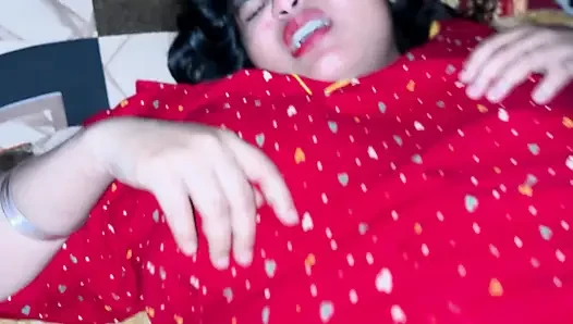 Kırmızı sari giymiş ateşli Hintli karım tam gece vahşi yolculuk için beni baştan çıkardı