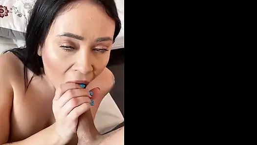 Yaramaz genç kız erkek arkadaşının her sikiş tümseklerinin tadını çıkarıyor