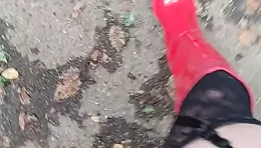 Bir park yerinde kırmızı çizmelerle