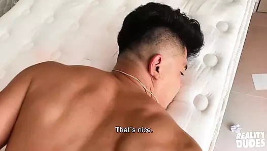 Daniel tanıştıklarından birkaç dakika sonra sert sikini Saul'un sıkı götüne kaydırıyor - reality dudes