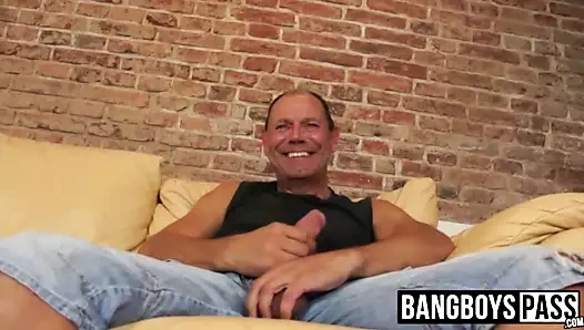 Büyük yaraklı kıdemli yerken üzerinde bazı tatlı genç horoz