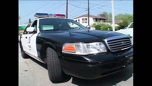 Alexis Malone: Zor durumda kalmak isteyen lateks bir polis memuru