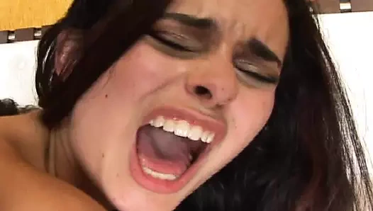 Güzel bir Fransız genç kızın yüzüne sert çifte penetrasyonla sikişiyor