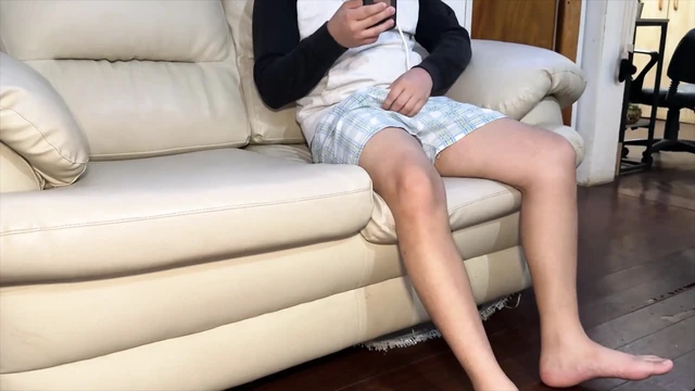 Мачеха Обнаруживает Большой Член Своего Пасынка Во Время Мастурбации