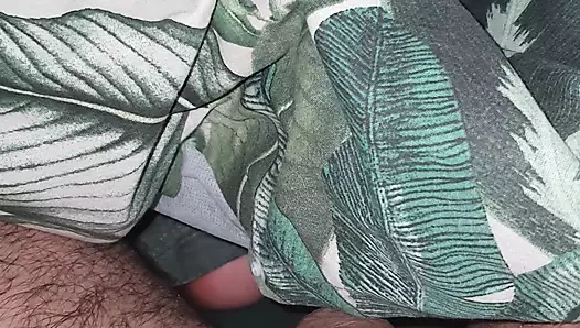 Üvey annenin eli üvey oğlunun yarağına cadı gibi dokunmak istiyor