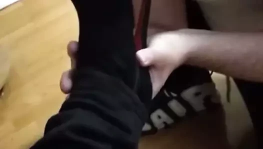 Rus karısının topukları yaladı