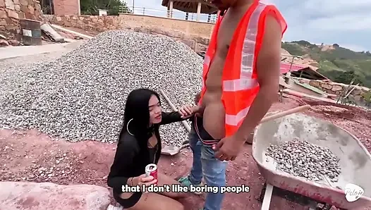 Kocası arkadaşlarıyla gittiği için kadın işçiyi sikiyor