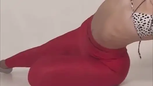 Kırmızı sıkı taytlı yoga