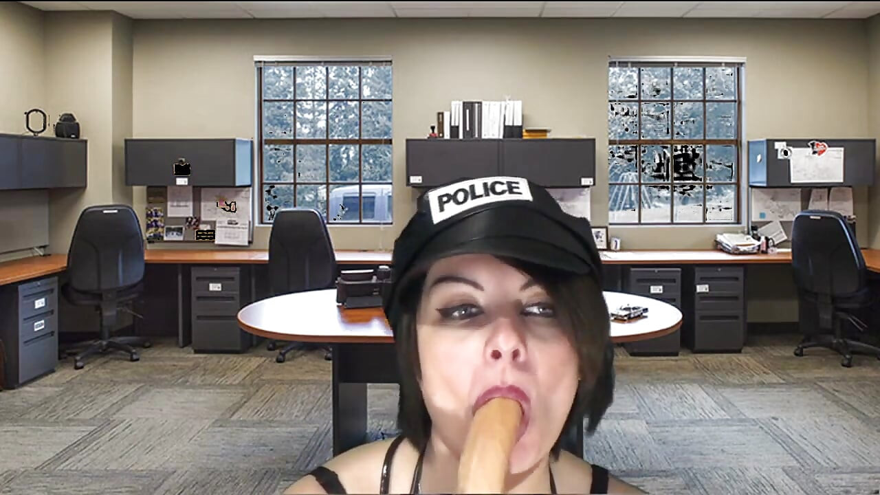 Polis memuru tutuklanan yarağı emiyor