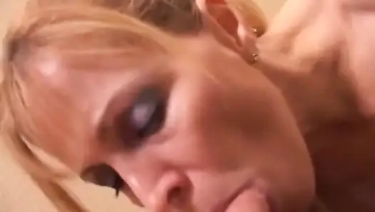 Nicole Moore minyonla merdivenlerde sikişiyor