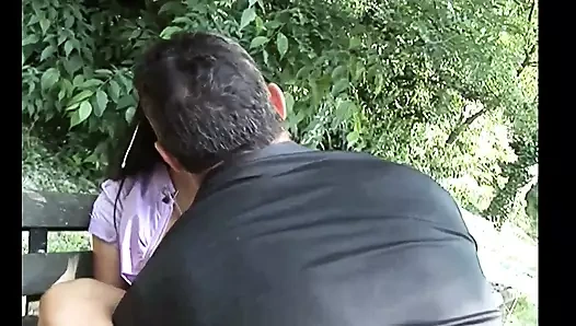 Milan'da bir parkta tehlikeli aşıklar