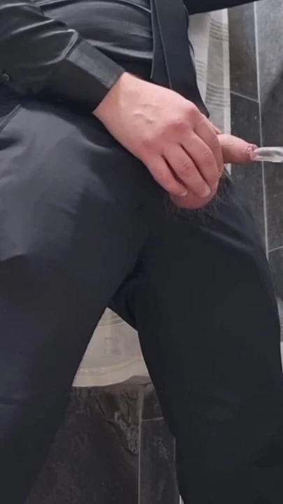 VE SEKSI | Özel sidikli tam video - seksi adam sert boşalmadan önce mastürbasyon yapıyor ve işiyor | Klip 1