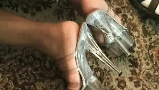 Tombul zenci kaltak siyah bir adam tarafından sikilirken adam götüne dildo sokuyor