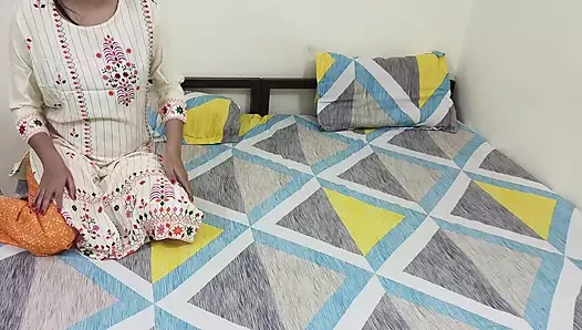 Hintli üniversiteli kız Sona geçen bir not için öğretmeni tarafından sikiliyor.