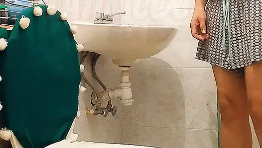 SEKSI, OLGUN TATLI GÖĞÜSLER KÜLOTSUZ VE SÜTYEN OLMADAN GÖSTERIŞLIYOR