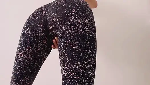 Dar pantolonlu spor salonu kızı kendine dokunuyor ve boşalana kadar amını ovuyor