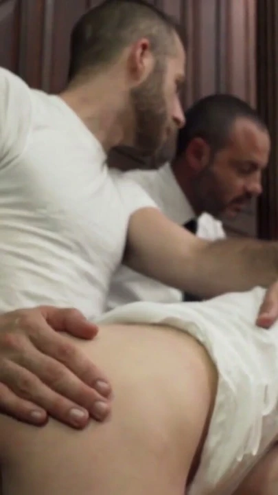 İtaatsiz twinkler Mormon yaşlılar tarafından dildo ile sikiliyor ve ağızlarına boşalıyor | Clip 1