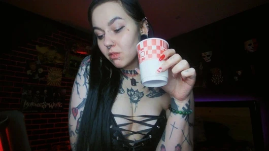 Alternatif esmer köpüklü su içiyor ve geğiriyor