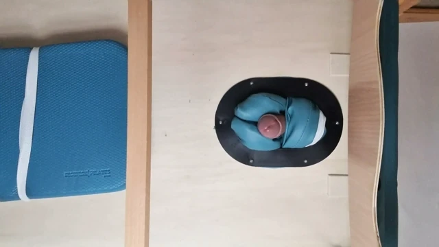 Aşağıdaki masaj masasını sikiyor