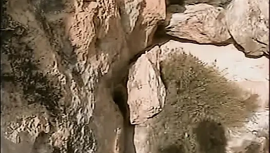 Azgın kızıl saçlı bebek vahşi plajda amcığını parmaklıyor