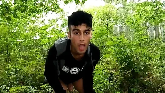 Twink titreşiyor, ağzına dölle oynuyor ve kendi dölünü yutuyor