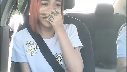 Dildo amında titreşirken arabanın şoförüyle konuşuyorum.