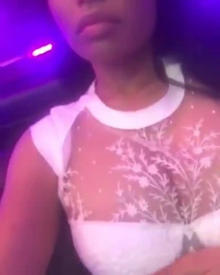 Nicki minaj büyük memeler!