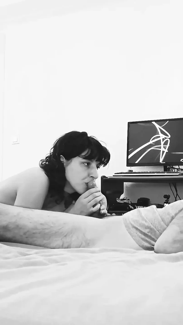 Yatmadan önce penis emmek beni çok rahatlatıyor, tercih ettiğin bakış açısını söyle