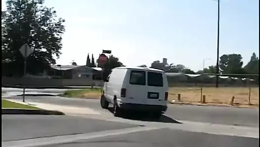 Kızıl saçlı tatlı sürtük ateşli yarak üçlüsünden tatlı sikişiyor