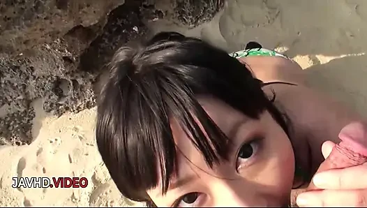 Megumi haruka'nın plaj kenarında sakso ve bikinili striptiz