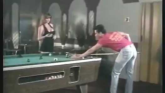 Büyük memeli orta yaşlı seksi kadın bilardo masasında sikiliyor