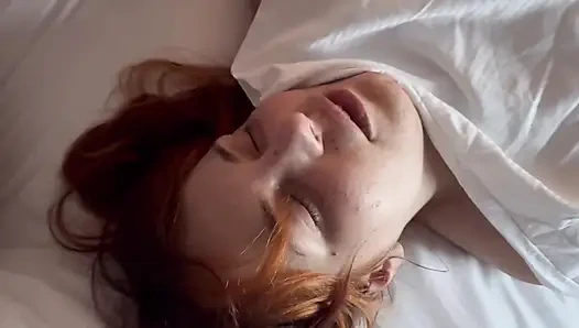 Hayranla yüz sikişi ve domaltarak sikişmek için uyandım