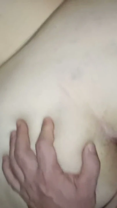 Büyük yuvarlak götlü orta yaşlı seksi kadın ters biniyor ve kovboy kız sonra domalarak dölleniyor | Klip 3