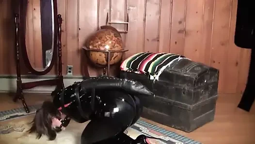 Elizabth andrews sarılı ve siyah bir catsui içinde gagged panel