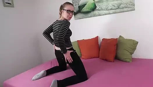 Seksi Alman esmer izlenirken ve filme çekilirken en sevdiği dildoyla cinsel arzularını serbestçe serbestçe serbestçe ortaya çıkarıyor