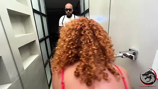 Kızıl saçlının götünden sert sikişiyor