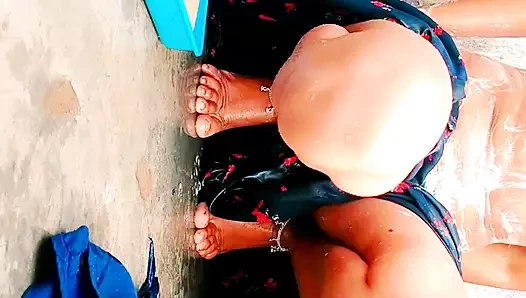 Yenge parmaklamadan ve banyo yapmadan önce güzel amını tıraş ediyor.